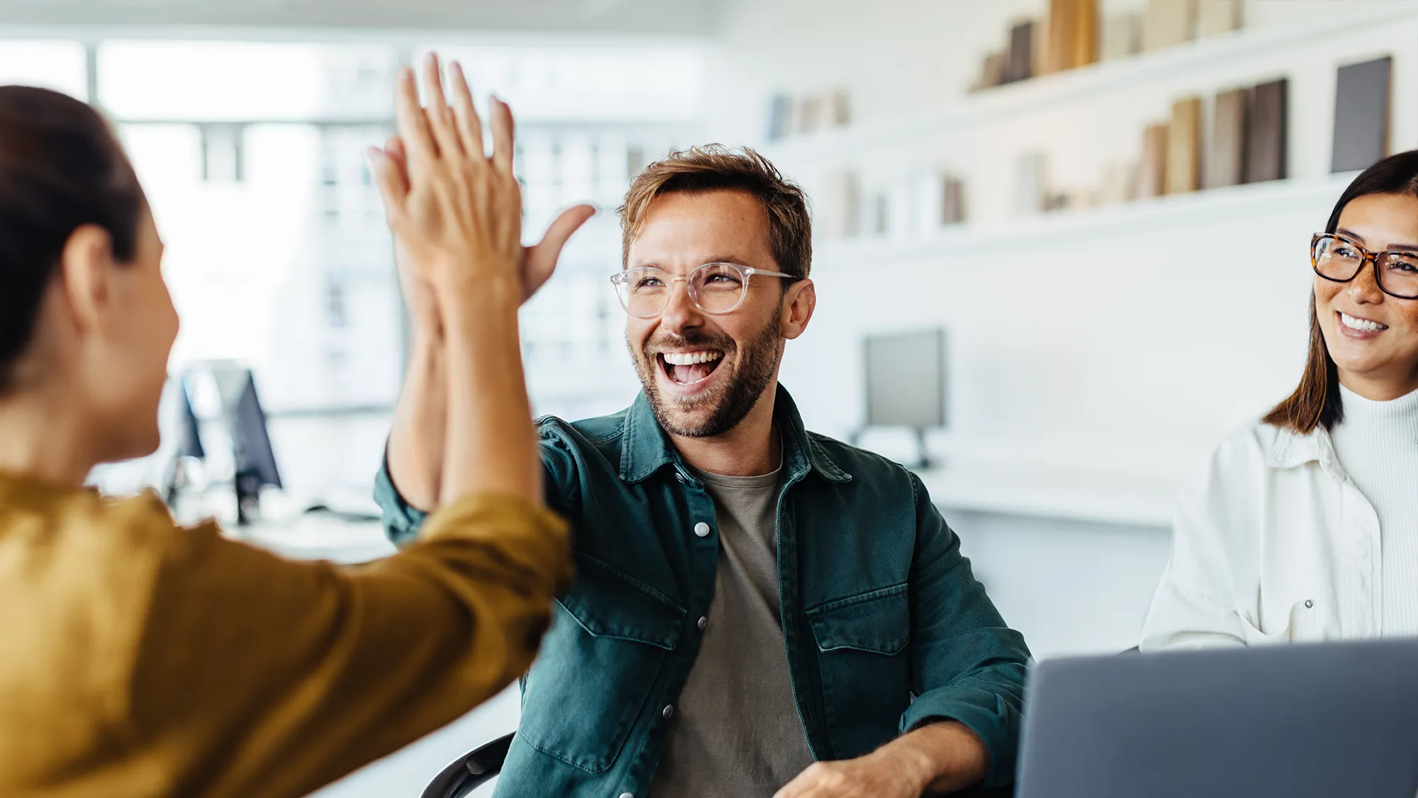 glad man som gör high five med en kvinna